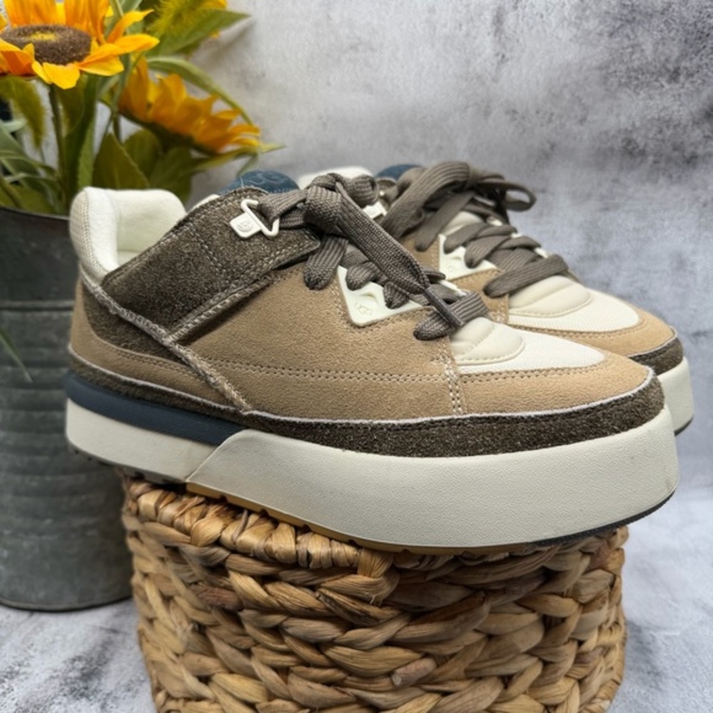 UGG Goldencush WOMEN’S 10 Tan and Brown Sneakers/Oxfords